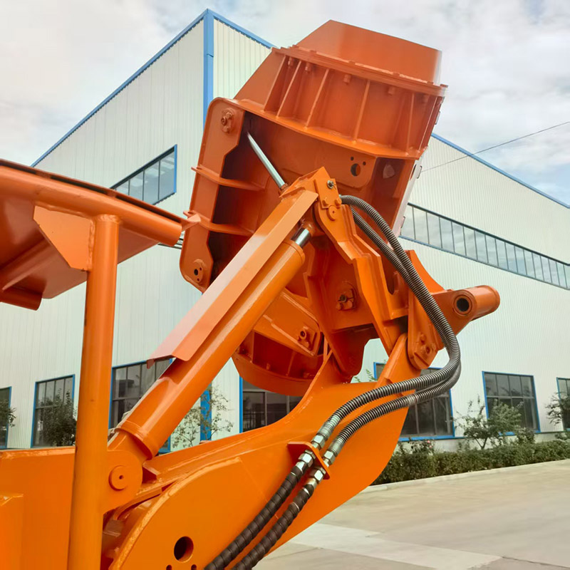 Máy xúc đá dỡ hàng bên mỏ đá