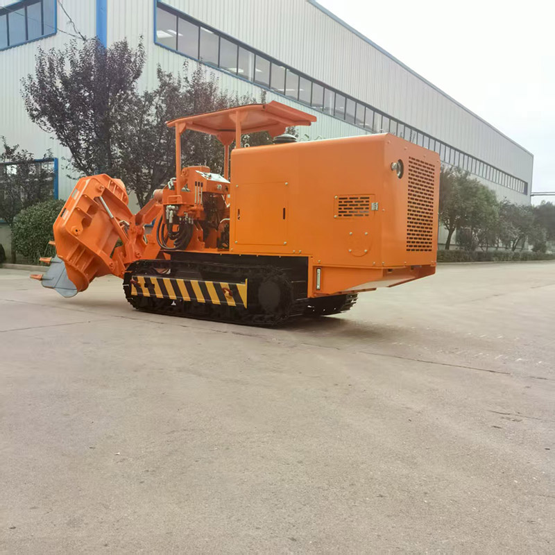 Máy xúc đá dỡ hàng bên mỏ đá