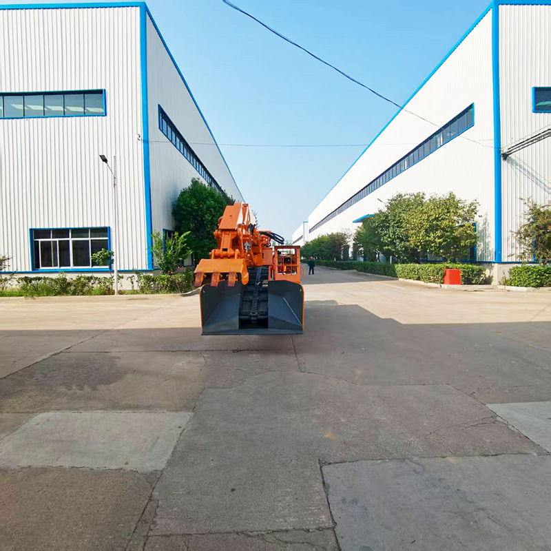 جرافة متوسطة الحجم لحفر الأتربة