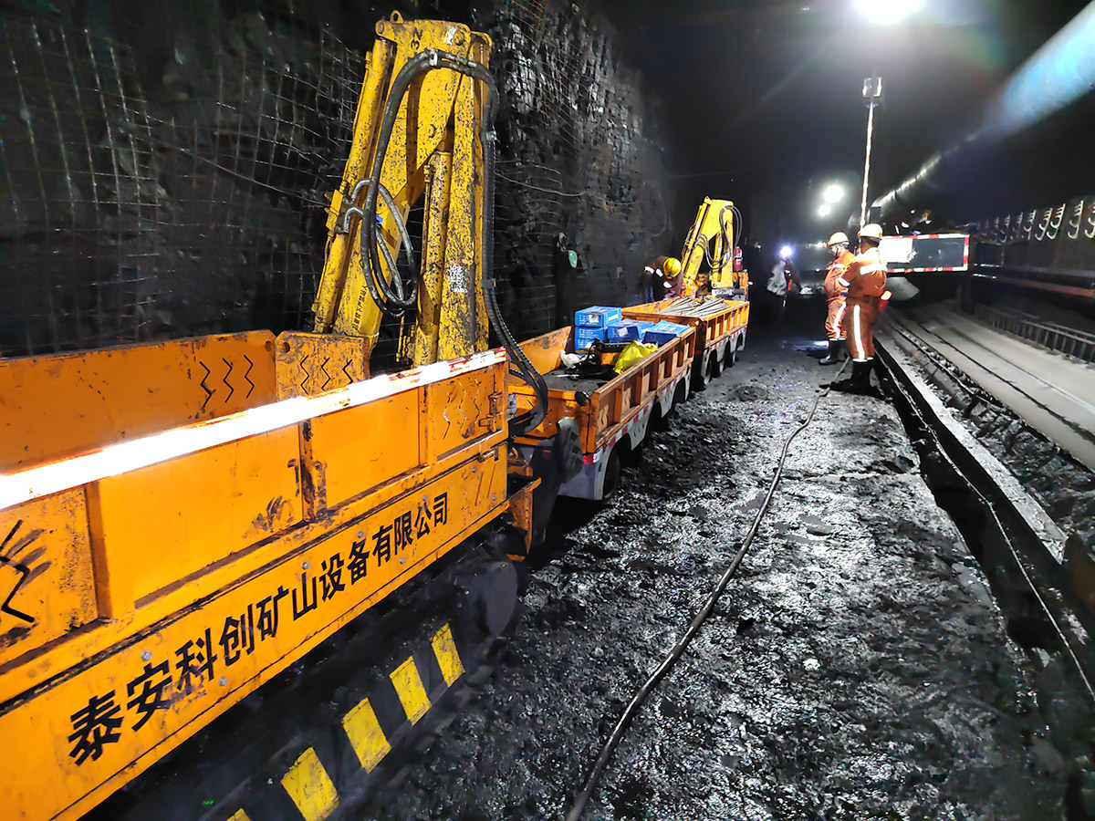 Transportador de tapete subterrâneo