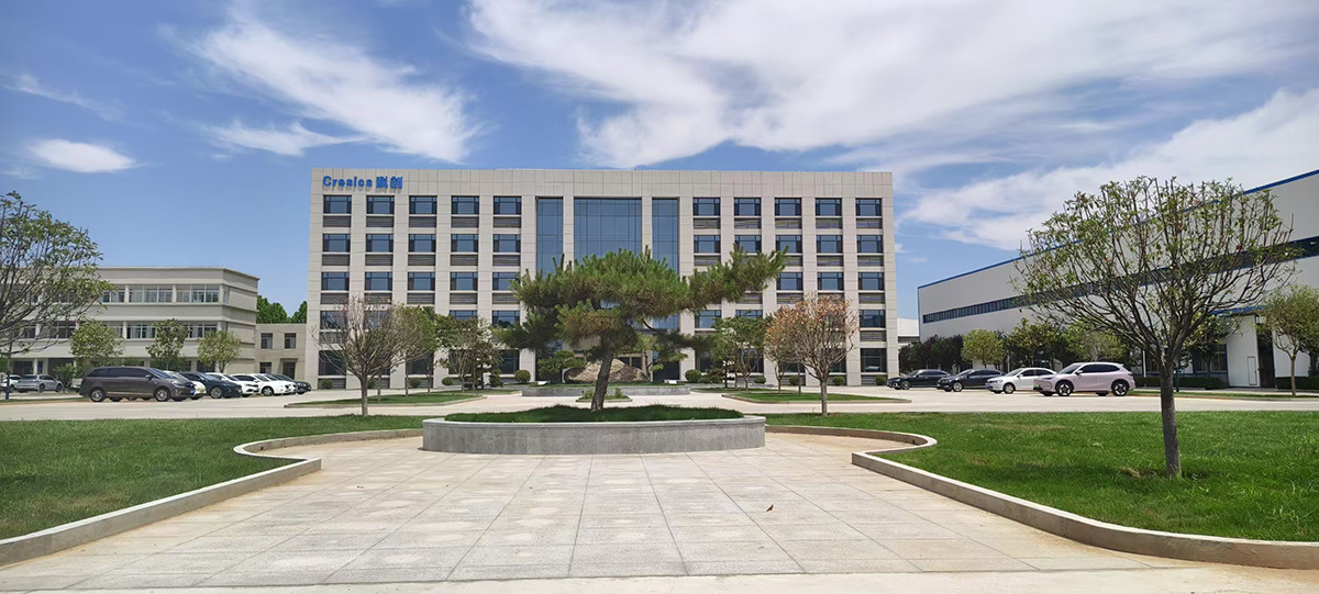 Chargeur de roches à déchargement latéral efficace.jpg Chargeur de roches à déchargement latéral efficace.jpg